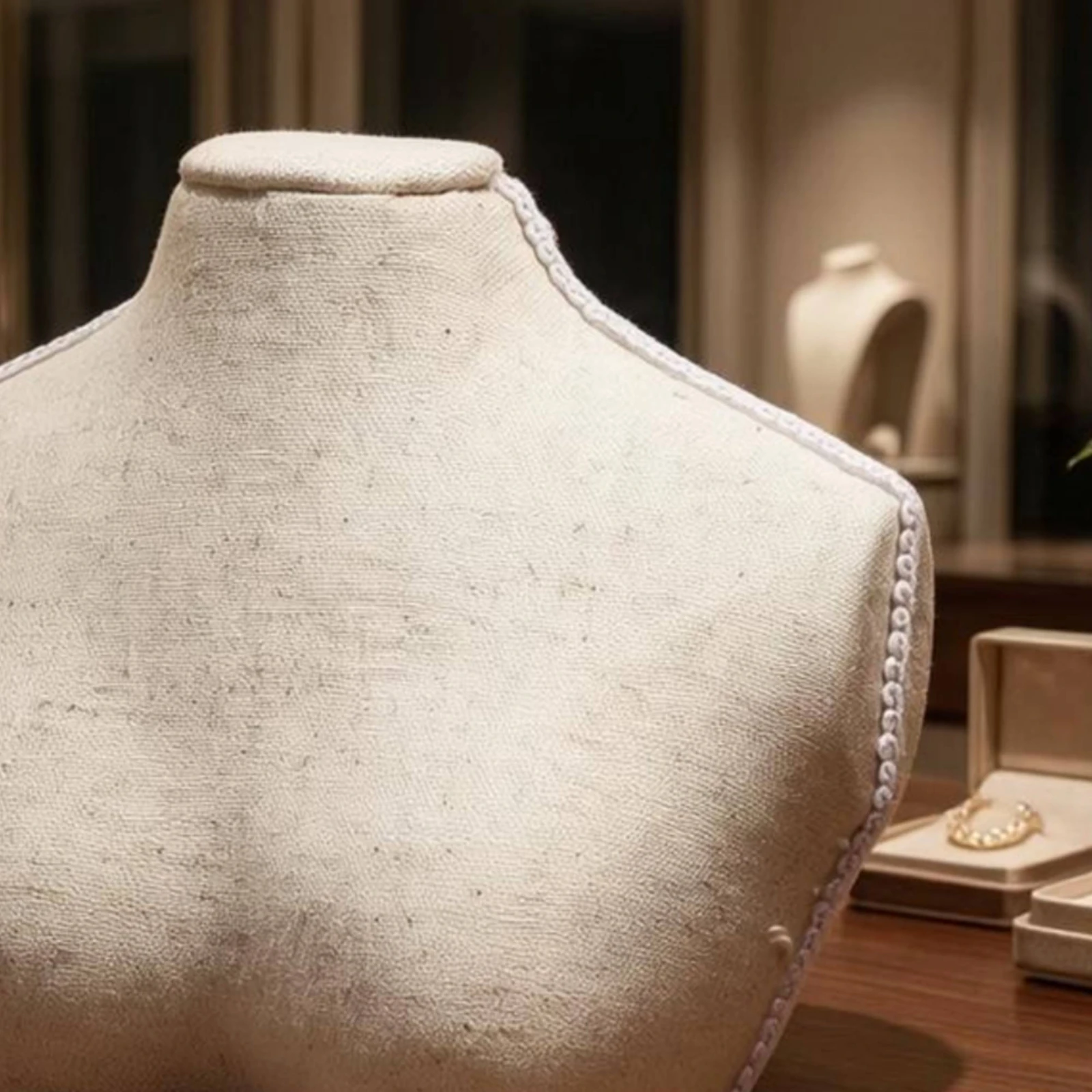 Necklace Display Bust Linen-Covered Necklace Bust Display Stand Neck Ornament Chain Holder Textile-Wrapped Ivory
Necklace Display Bust Linen-Covered Necklace Bust Display Stand Neck Ornament Chain Holder Textile-Wrapped Ivory