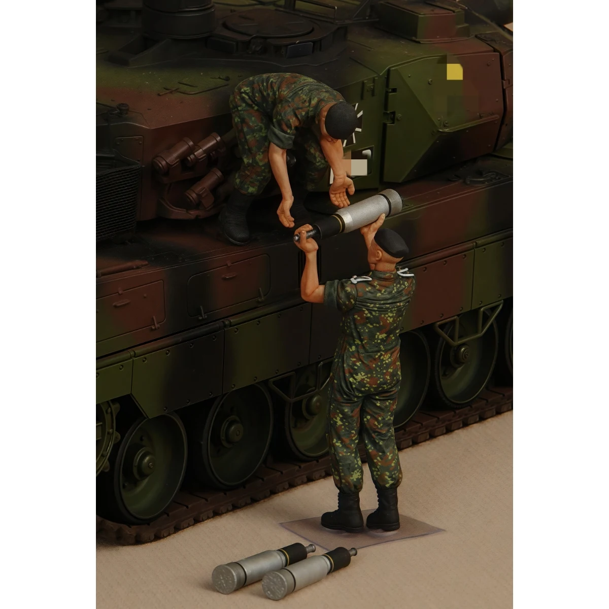 1/35 resin unpainted model kit, military theme, German tank soldiers are "loading ammunition" unassembled and unpainted GK,1558R
1/35 resin unpainted model kit, military theme, German tank soldiers are "loading ammunition" unassembled and unpainted GK,1558R