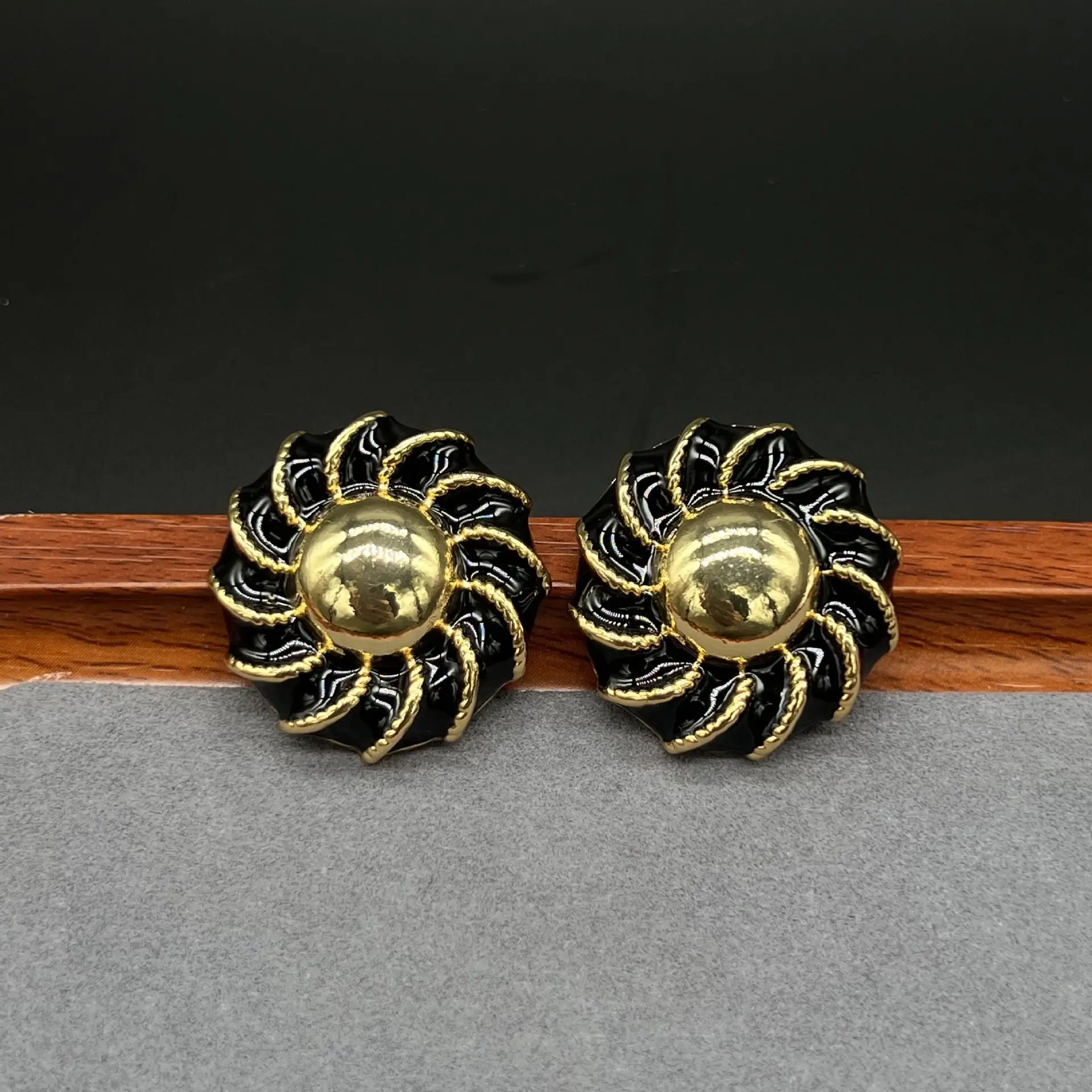New round drop glaze, exaggerated and versatile personality, fashionable earrings for women
New round drop glaze, exaggerated and versatile personality, fashionable earrings for women