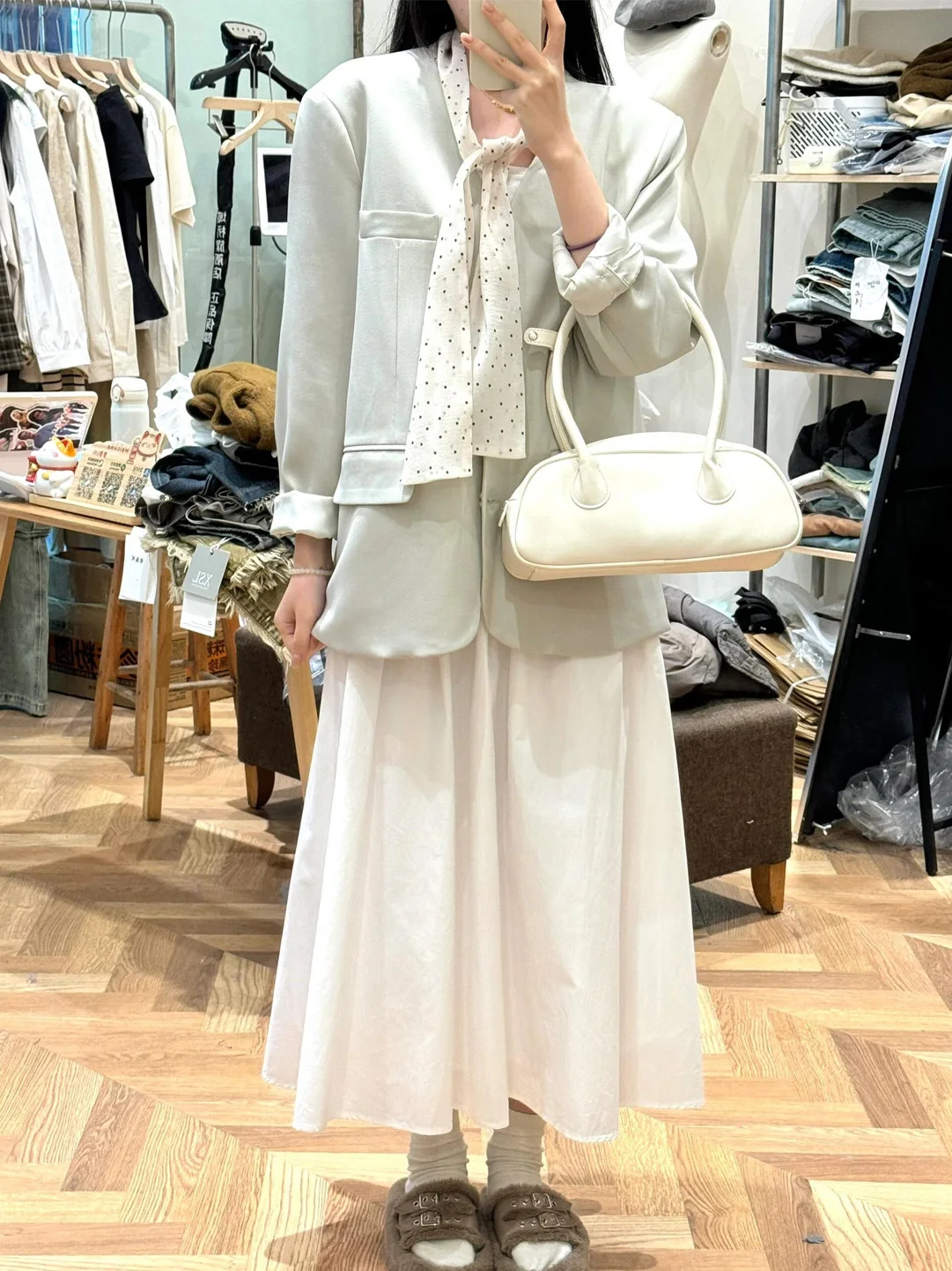 Повседневная модная женская удлиненная куртка Весна 2026: Новинка, свободный крой, универсальная, из полиэстера, на каждый день, с застежкой на одну пуговицу
Повседневная модная женская удлиненная куртка Весна 2026: Новинка, свободный крой, универсальная, из полиэстера, на каждый день, с застежкой на одну пуговицу