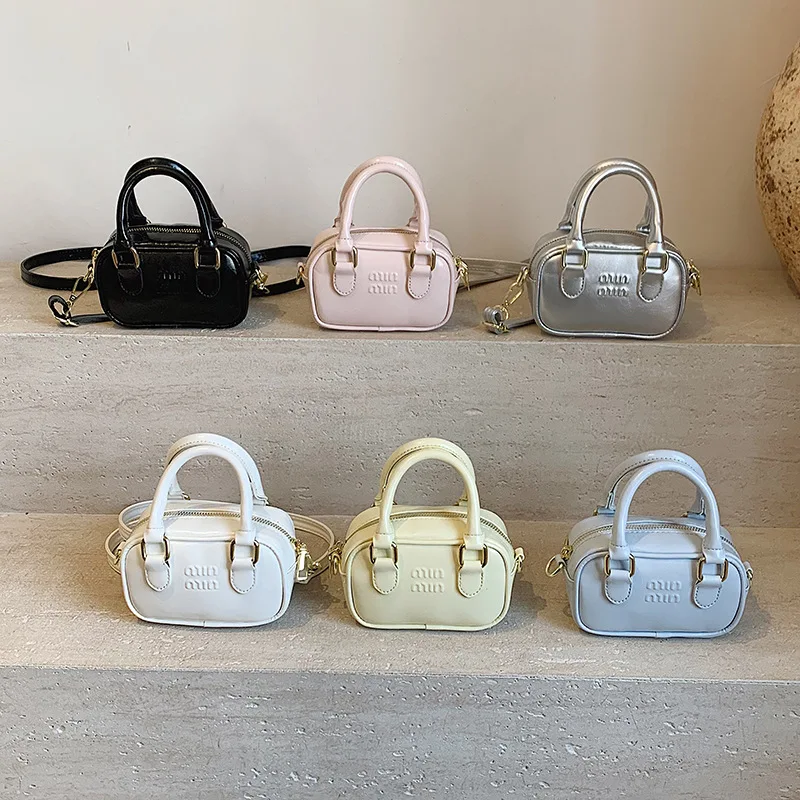 2025 New Alphabet Laser Bowling Bag Korean Edition Trendy Luxury Bag Women's Versatile Fashion Crossbody Children's Bag
2025 New Alphabet Laser Bowling Bag Korean Edition Trendy Luxury Bag Women's Versatile Fashion Crossbody Children's Bag