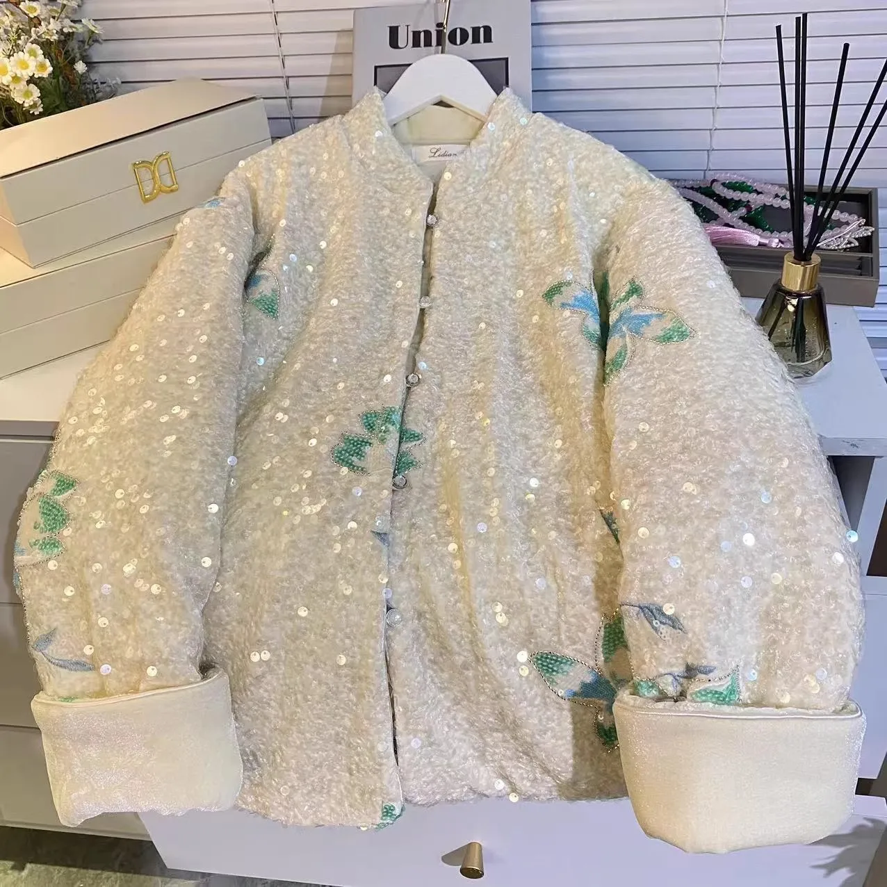 Winter New plus Size Velvet Thiened iny Sequin White Cotton Jaet Chinese Sle Stand Collar Long Sve Women's Coat
Winter New plus Size Velvet Thiened iny Sequin White Cotton Jaet Chinese Sle Stand Collar Long Sve Women's Coat