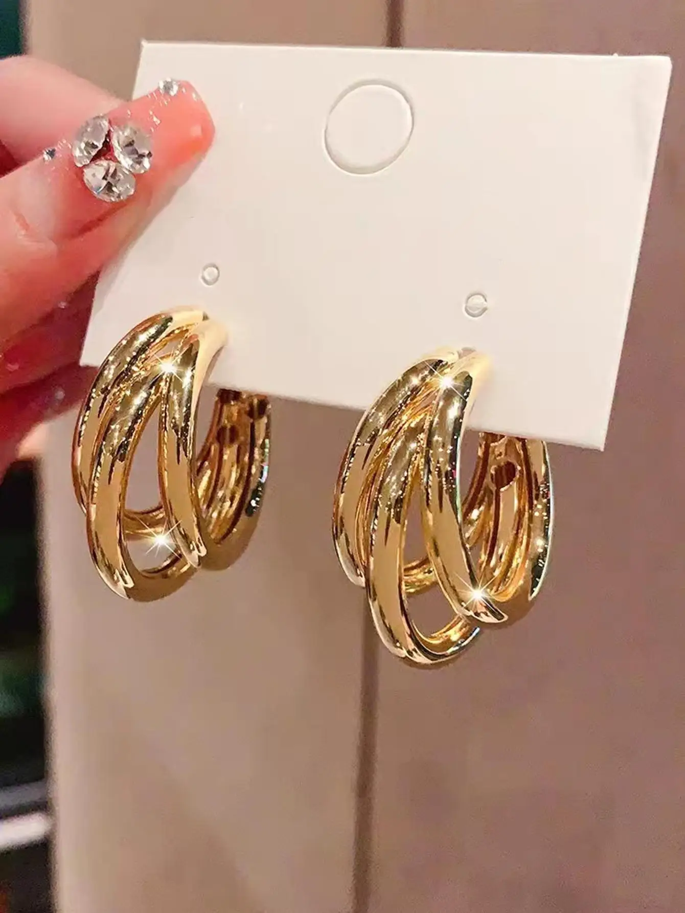 Золотые серьги-кольца с тройным слоем для женщин, модные украшения с современным дизайном
Золотые серьги-кольца с тройным слоем для женщин, модные украшения с современным дизайном