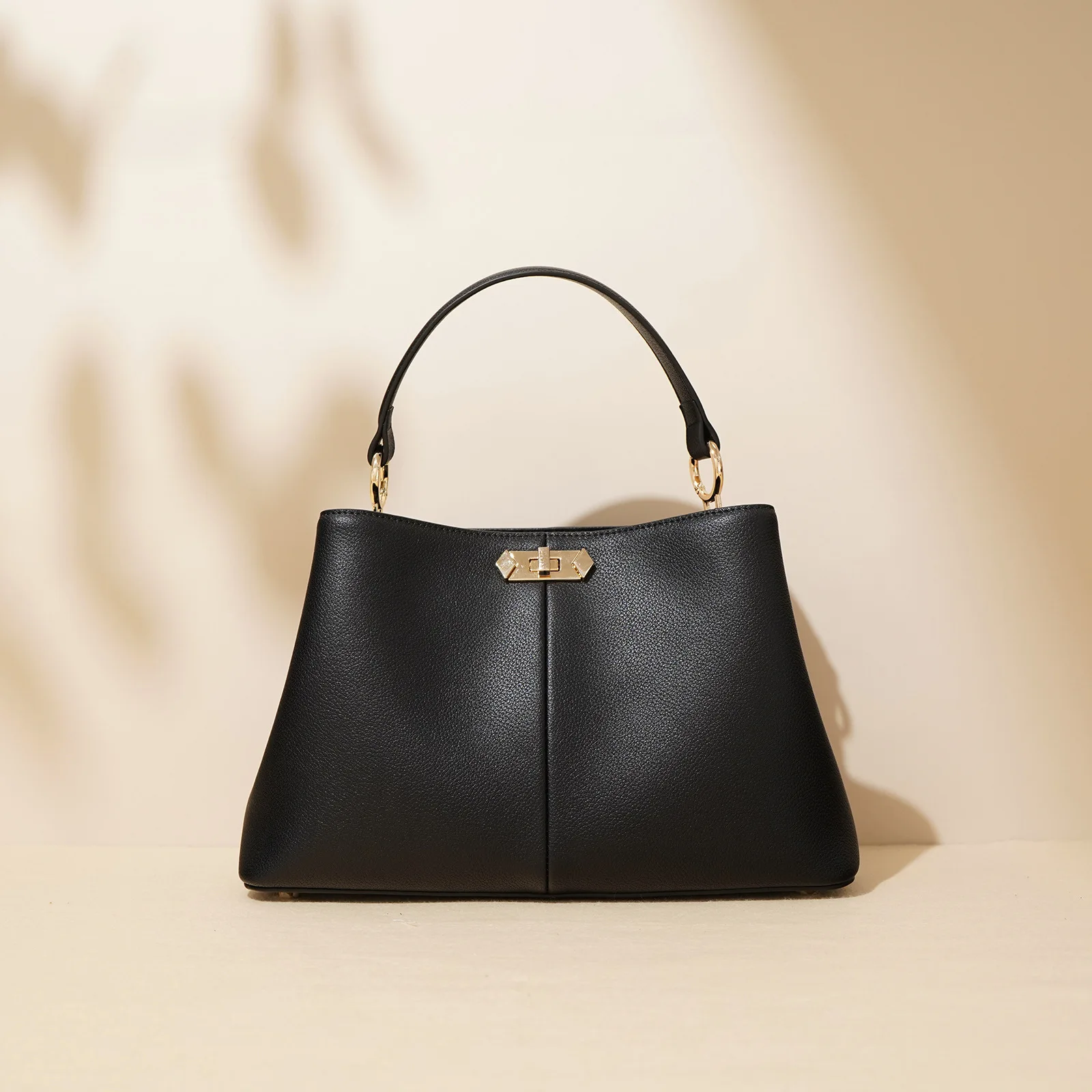 New high-grade niche design cowhide hand bag high-grade sense work commute diagonal bag
New high-grade niche design cowhide hand bag high-grade sense work commute diagonal bag