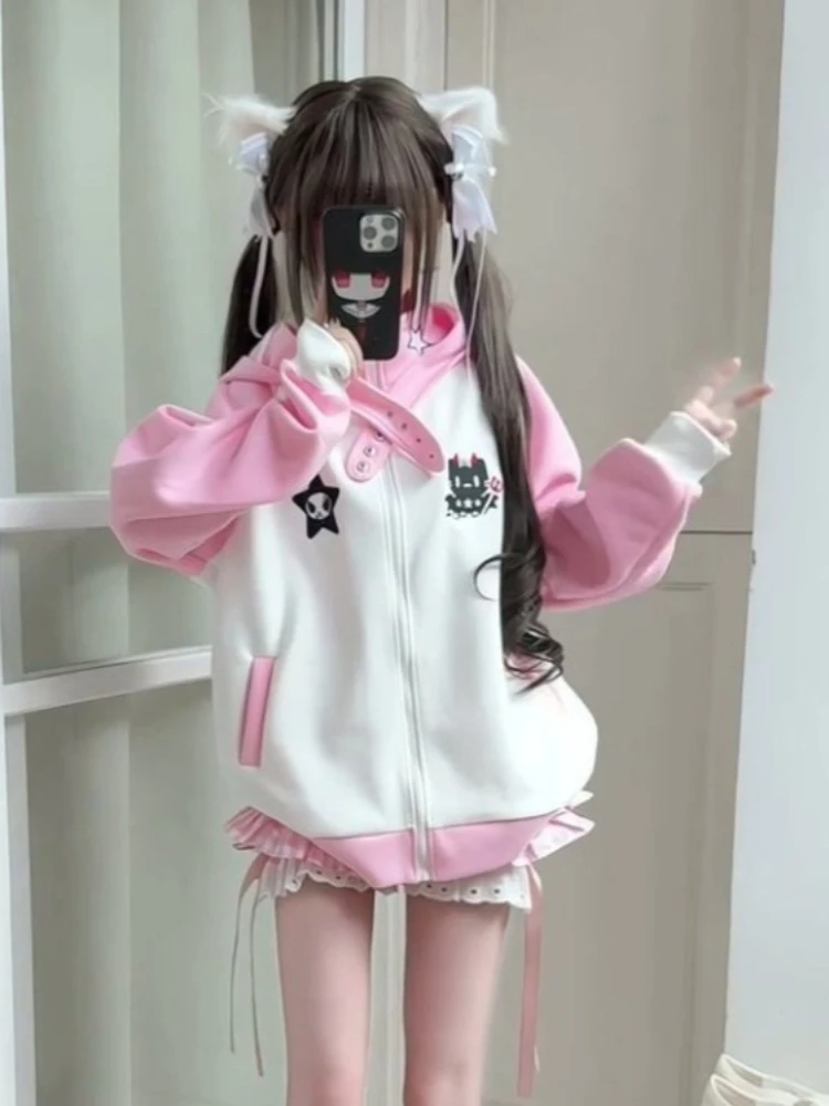 Весенняя розовая дизайнерская свободная толстовка в стиле Хепберн для женщин, повседневная, с милым пэчворком и вышивкой звездами, модная милая одежда
Весенняя розовая дизайнерская свободная толстовка в стиле Хепберн для женщин, повседневная, с милым пэчворком и вышивкой звездами, модная милая одежда