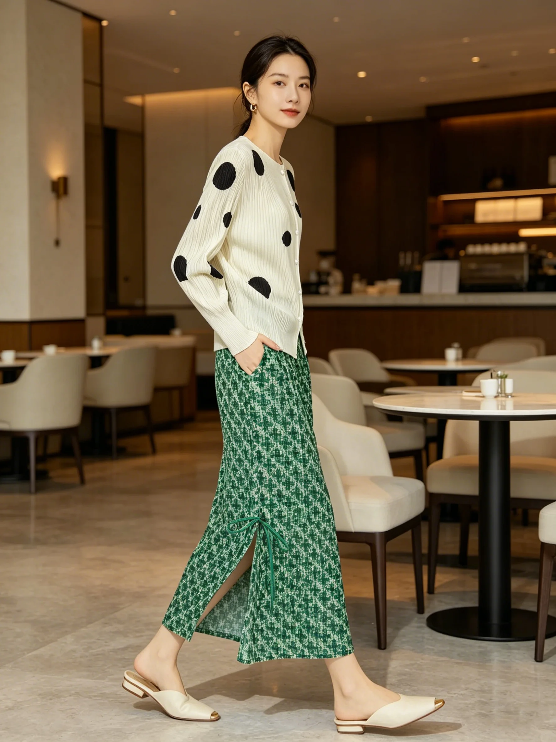 Spring Summer Polka Dot Bow Tie Women's Fashion Slimming Elegant Skirt Set Three Pieces High Waist round Neck Long Sleeve Shirt
Spring Summer Polka Dot Bow Tie Women's Fashion Slimming Elegant Skirt Set Three Pieces High Waist round Neck Long Sleeve Shirt
