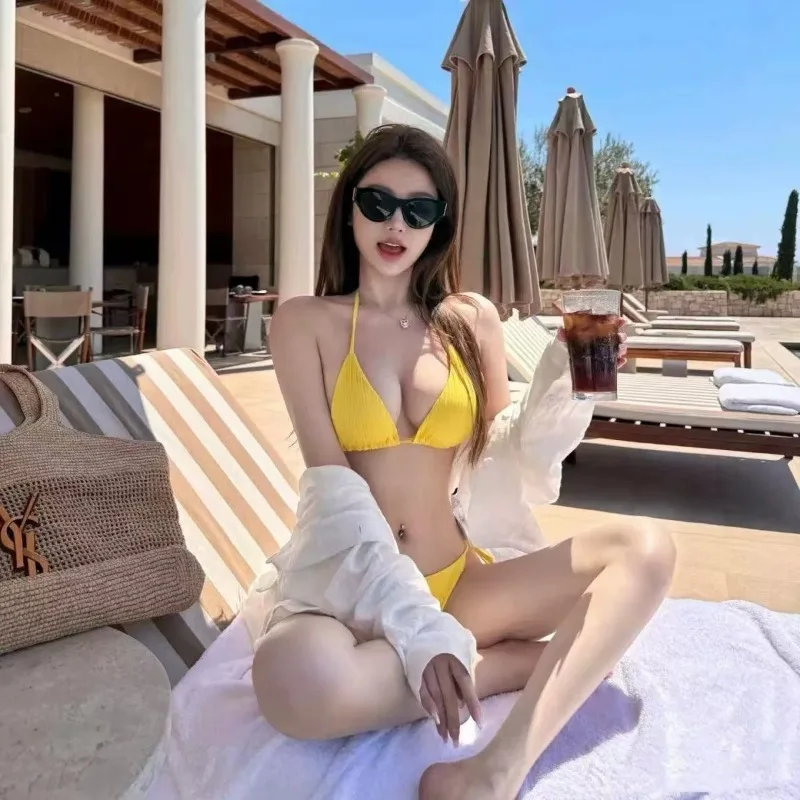 2025 Summer Vibe Yellow Bikini Set | Skin-Brightening Halter & Backless Design with Ties, Niche Sexy Beachwear for Girls
2025 Summer Vibe Yellow Bikini Set | Skin-Brightening Halter & Backless Design with Ties, Niche Sexy Beachwear for Girls