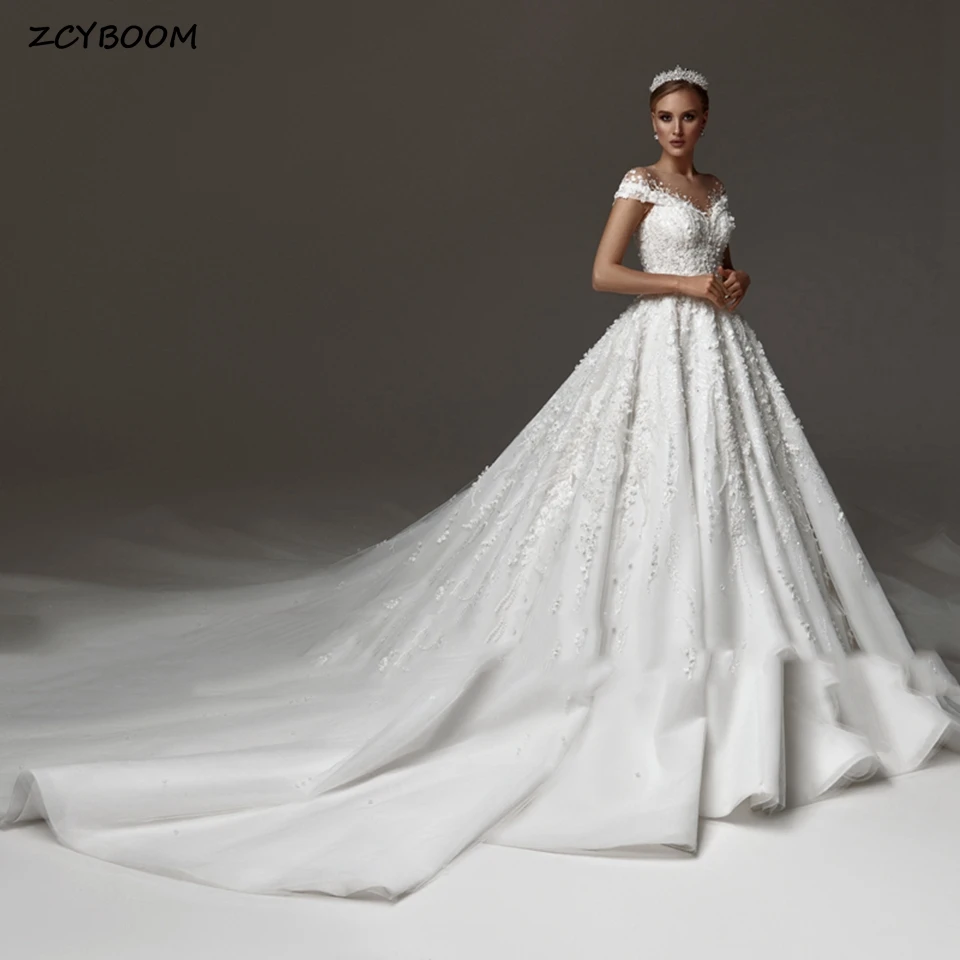 Luxury White O-Neck Beaded Short Sleeves Wedding Dress 2025 A-Line Floor Length Royal Train Appliques Buttons Bridal Gown
Luxury White O-Neck Beaded Short Sleeves Wedding Dress 2025 A-Line Floor Length Royal Train Appliques Buttons Bridal Gown