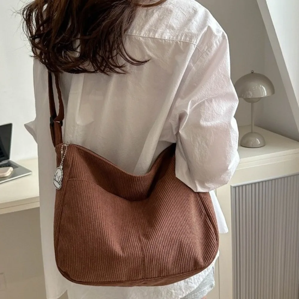 Portable Solid Color Corduroy Shoulder Bag Korean Style Large Capacity Crossbody Bag with Pendant Handheld Women Tote Bag Travel
Portable Solid Color Corduroy Shoulder Bag Korean Style Large Capacity Crossbody Bag with Pendant Handheld Women Tote Bag Travel