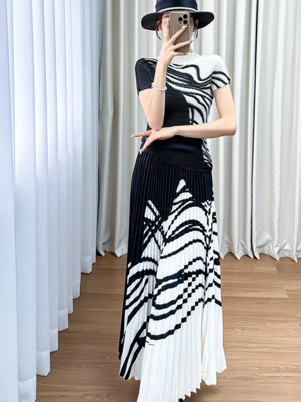 Casual Chic Women's Print Ensemble Elastic Pleated A-Line Skirt Versatile Fashionable Top High-End Silk Set by Sanza Art...
Casual Chic Women's Print Ensemble Elastic Pleated A-Line Skirt Versatile Fashionable Top High-End Silk Set by Sanza Art...