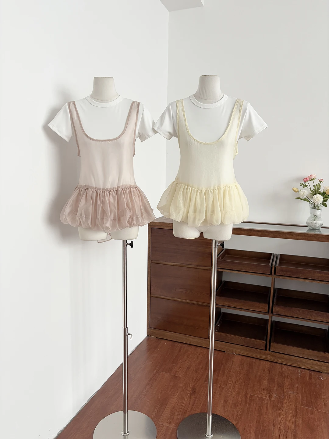 Korean Style Sweet Summer New Arrival Vest Short Sleeve Two Piece Set Age Reduction Slimming Fashionable Women's Outfit
Korean Style Sweet Summer New Arrival Vest Short Sleeve Two Piece Set Age Reduction Slimming Fashionable Women's Outfit
