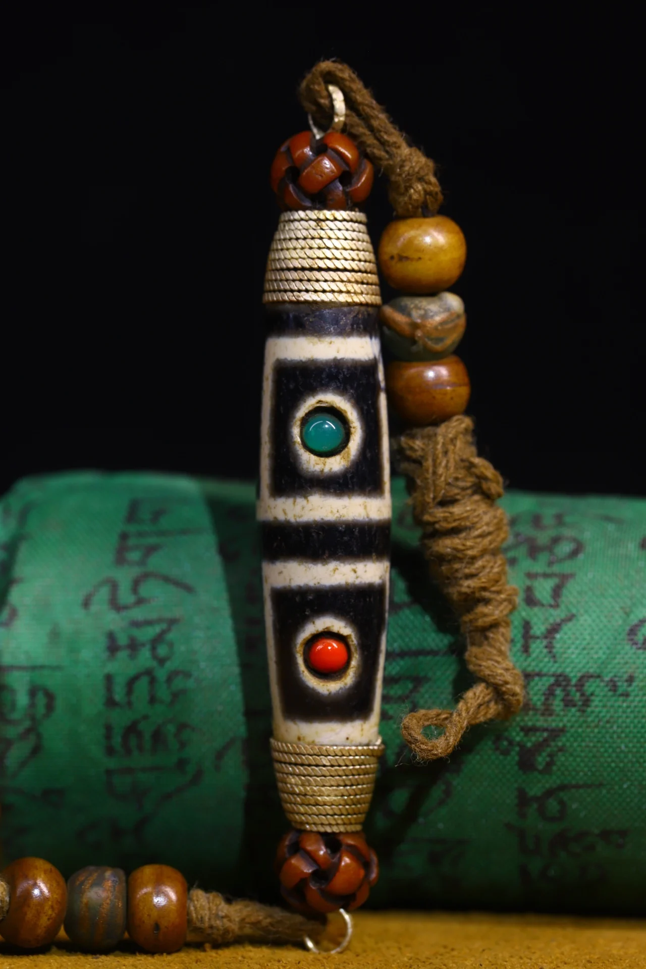 3"Tibetan Temple Collection Old Natural Agate filigree mosaic Gem Dzi Beads nine eyeballs Amulet pendant Town house Exorcism
3"Tibetan Temple Collection Old Natural Agate filigree mosaic Gem Dzi Beads nine eyeballs Amulet pendant Town house Exorcism