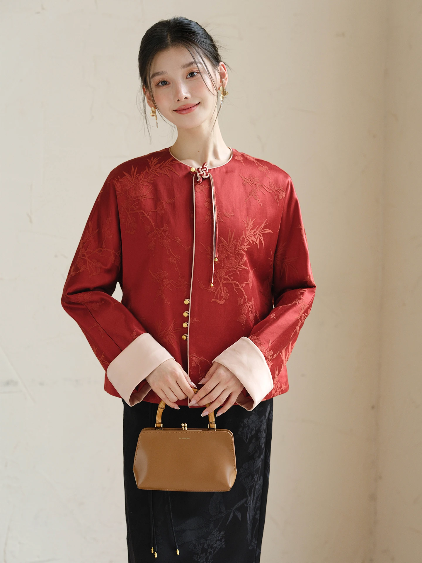 Красный китайский женский осенне-зимний костюм Тан с вышитым воротником, новогодний халат Воина, свободный крой, длинный рукав
Красный китайский женский осенне-зимний костюм Тан с вышитым воротником, новогодний халат Воина, свободный крой, длинный рукав