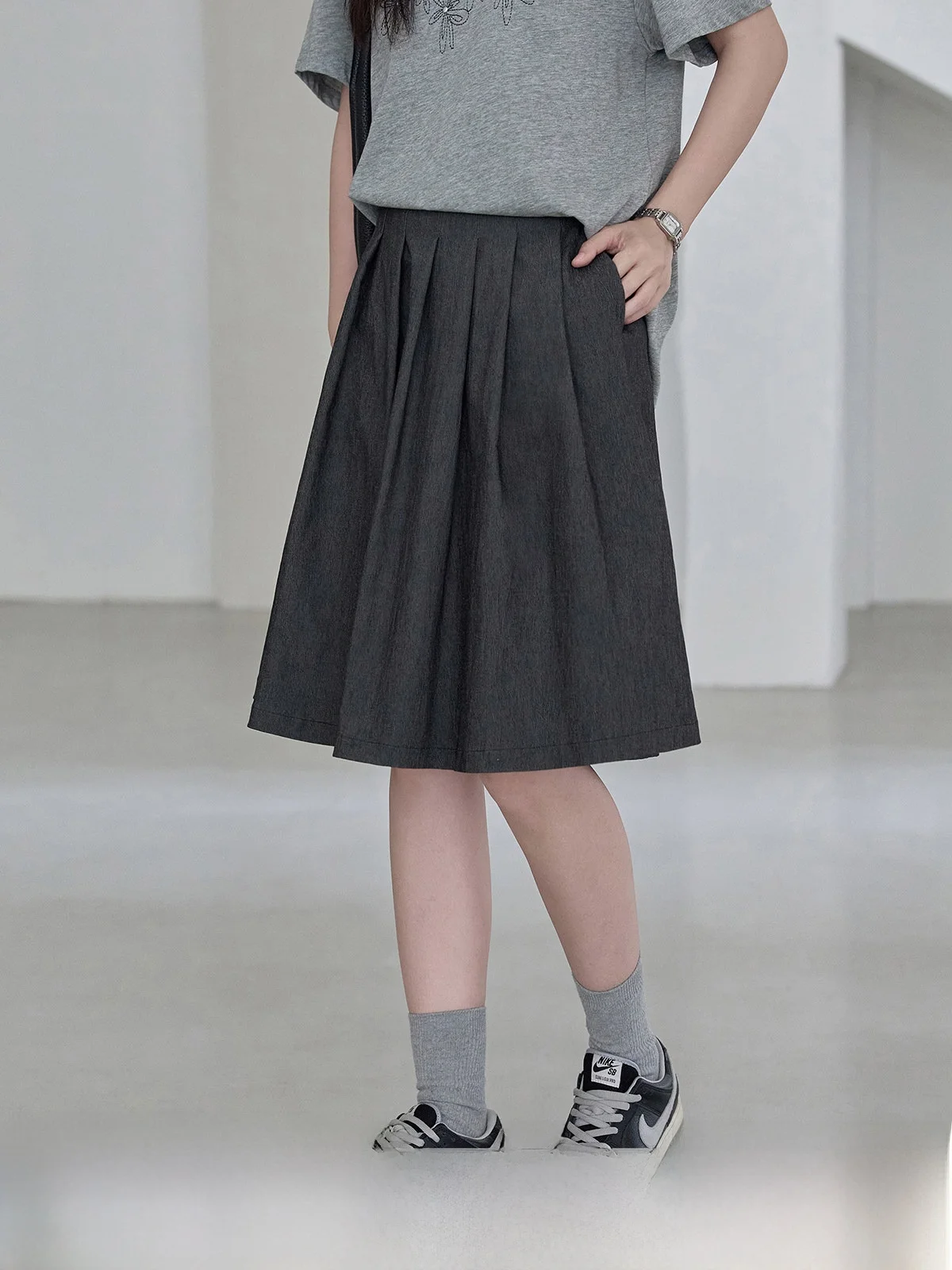 Deep Grey High Waist A-Line Skirt Women's Spring Summer New Style Commute Korean Version Slimming Half-length Skirt
Deep Grey High Waist A-Line Skirt Women's Spring Summer New Style Commute Korean Version Slimming Half-length Skirt
