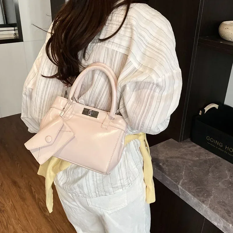 New in 2025: Premium Women's Handheld Cross - Body Bag. Exquisitely Delicate, Fashionably on - Trend, Highly Functional
New in 2025: Premium Women's Handheld Cross - Body Bag. Exquisitely Delicate, Fashionably on - Trend, Highly Functional