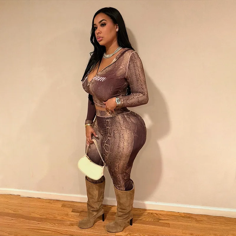 Спортивный костюм с буквенным принтом и змеиным принтом, комплект из 2 предметов, женская лоскутная куртка на молнии + брюки, одинаковые повседневные эластичные уличные наряды
Спортивный костюм с буквенным принтом и змеиным принтом, комплект из 2 предметов, женская лоскутная куртка на молнии + брюки, одинаковые повседневные эластичные уличные наряды