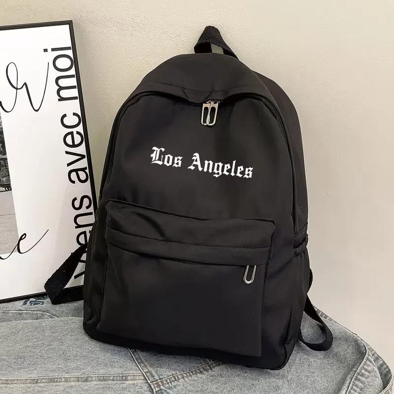 Этот вместительный, повседневный и универсальный рюкзак идеально подходит для школьного сезона. Он имеет простое каллиграфическое шрифтовое оформление.
Этот вместительный, повседневный и универсальный рюкзак идеально подходит для школьного сезона. Он имеет простое каллиграфическое шрифтовое оформление.