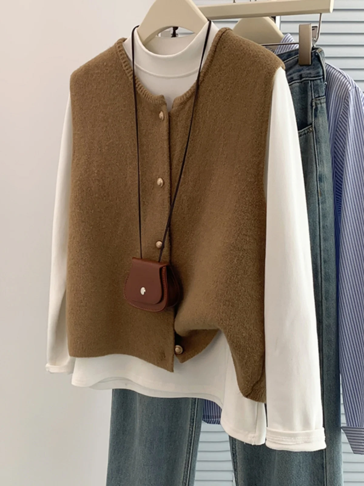 Вязаный жилет Ele для женщин, осень 2024, мягкий многослойный жилет с маленькими золотыми пуговицами, подушечка irt Commute Sle round Ne
Вязаный жилет Ele для женщин, осень 2024, мягкий многослойный жилет с маленькими золотыми пуговицами, подушечка irt Commute Sle round Ne