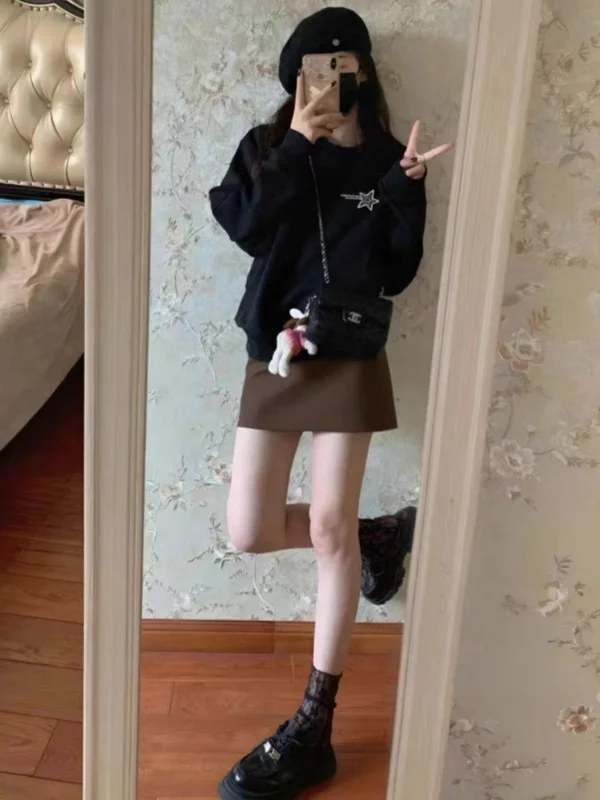 Black round Neck Sweatshirt Women's Short Thickened Fleece Autumn Winter Ladies' Top Fashionable Comfortable Korean Style
Black round Neck Sweatshirt Women's Short Thickened Fleece Autumn Winter Ladies' Top Fashionable Comfortable Korean Style