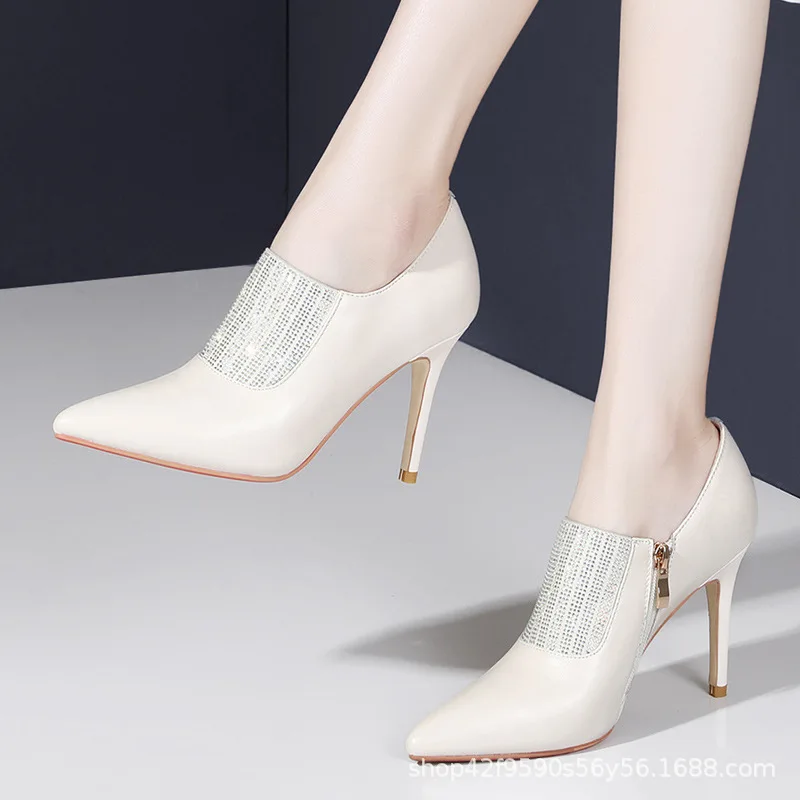 Высокие каблуки, осень-зима 2023, новые модные короткие сапоги с острым носком на тонком каблуке и стразами, женская обувь на одинарной платформе
Высокие каблуки, осень-зима 2023, новые модные короткие сапоги с острым носком на тонком каблуке и стразами, женская обувь на одинарной платформе