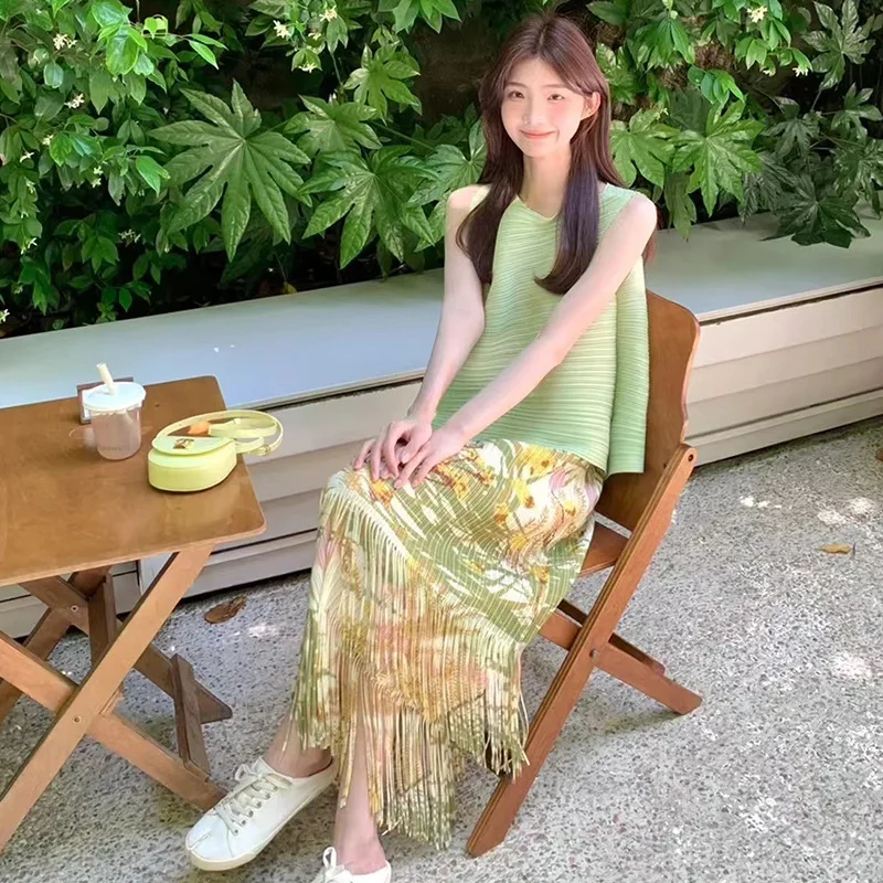 Sweet Solid Colour Vest Irregular Top Elastic Waist Fringe Half-body Skirt Two-piece Set Miyake 2025 Summer New Women's Suit
Sweet Solid Colour Vest Irregular Top Elastic Waist Fringe Half-body Skirt Two-piece Set Miyake 2025 Summer New Women's Suit