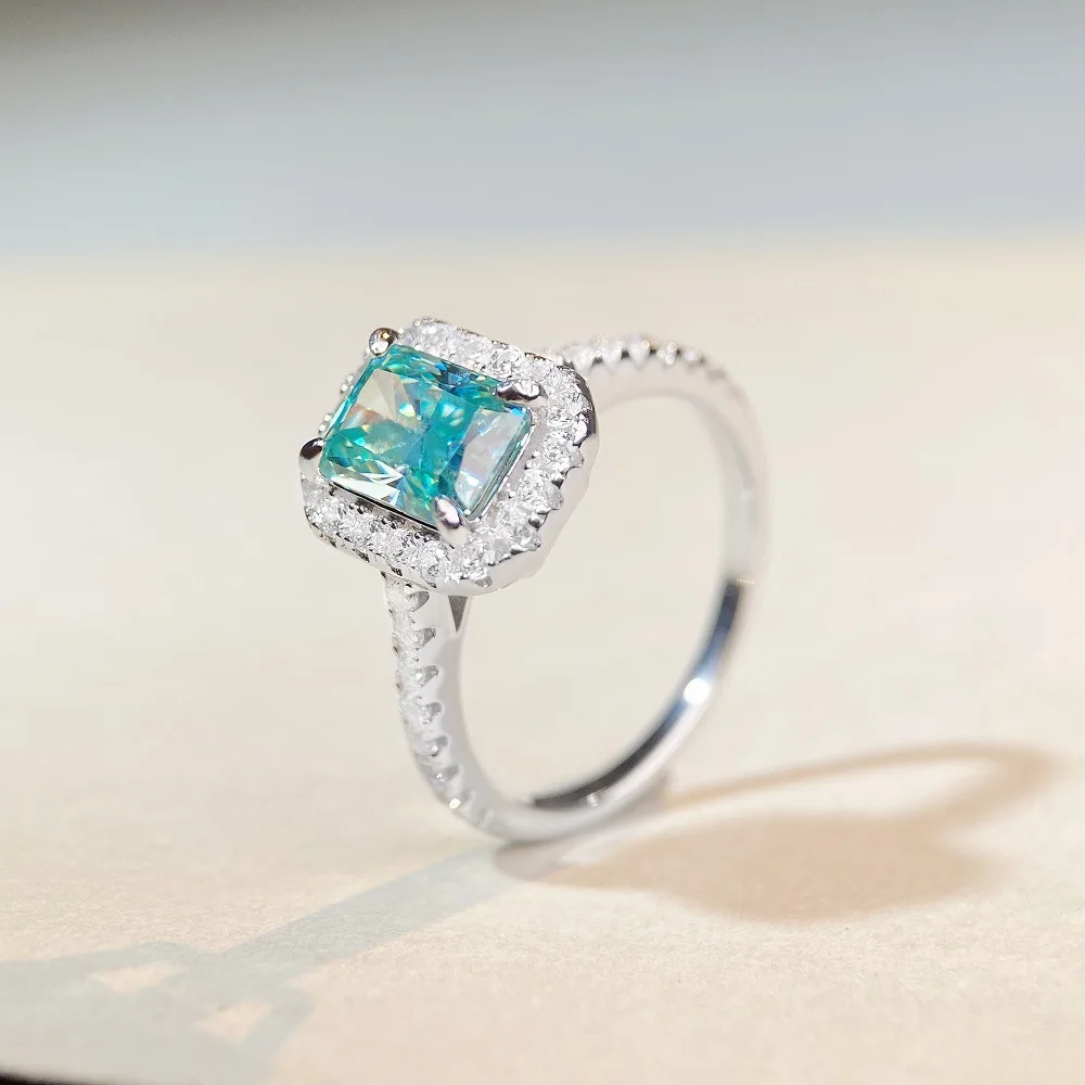 18K Real Platinum PT950 Moissanite Ring for Women 2 Carat Radiant Cut Moissanite Ring Paraiba Mint Green Square Square Ring
18K Real Platinum PT950 Moissanite Ring for Women 2 Carat Radiant Cut Moissanite Ring Paraiba Mint Green Square Square Ring