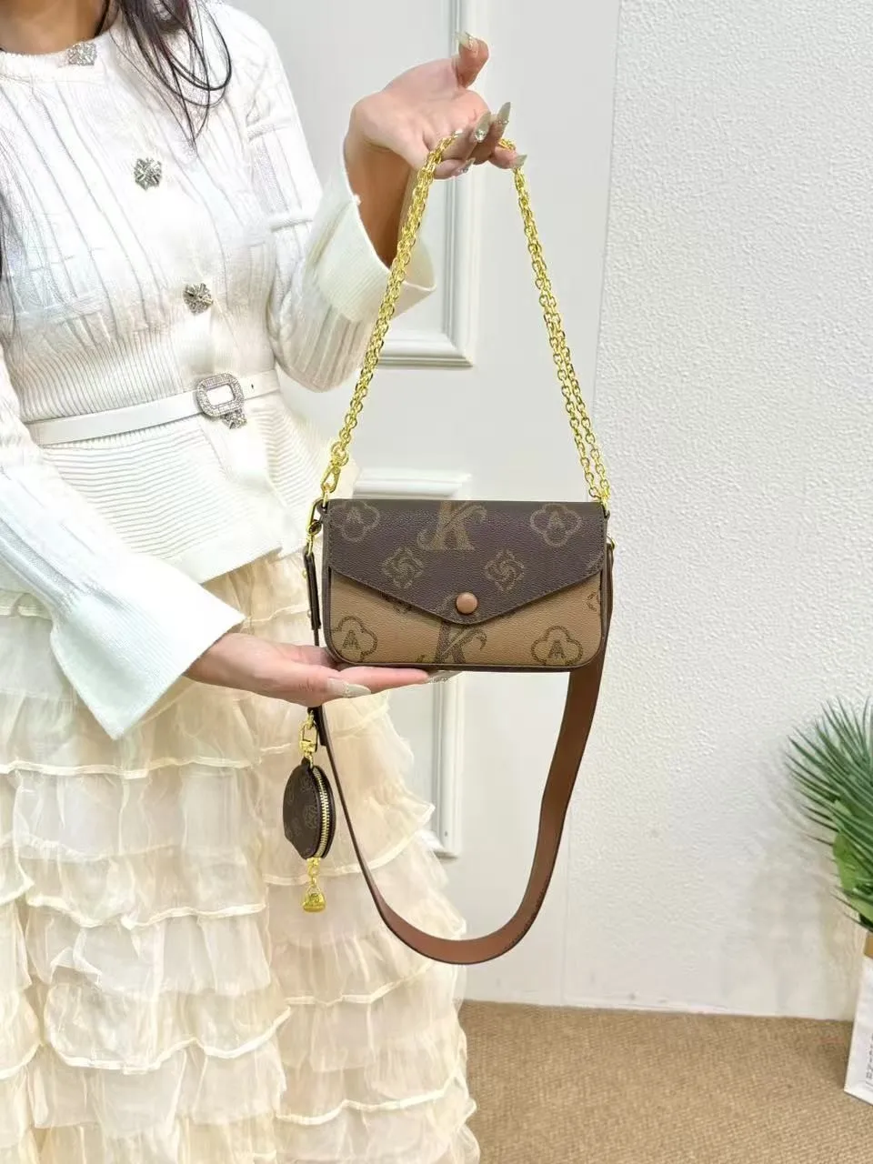 2025 New Single Shoulder Crossbody Women's Bag European Style Letter Patterned Plaid Chain Embossed Wallet Bag
2025 New Single Shoulder Crossbody Women's Bag European Style Letter Patterned Plaid Chain Embossed Wallet Bag