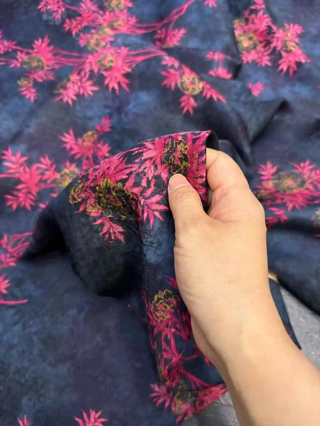 26 Momme 100% Mulberry Silk Hualuo Hongyunsha Xiangyunsha Fabric | Pink Pine Print, 114cm Width, Hand-Dyed Heritage Silk
26 Momme 100% Mulberry Silk Hualuo Hongyunsha Xiangyunsha Fabric | Pink Pine Print, 114cm Width, Hand-Dyed Heritage Silk