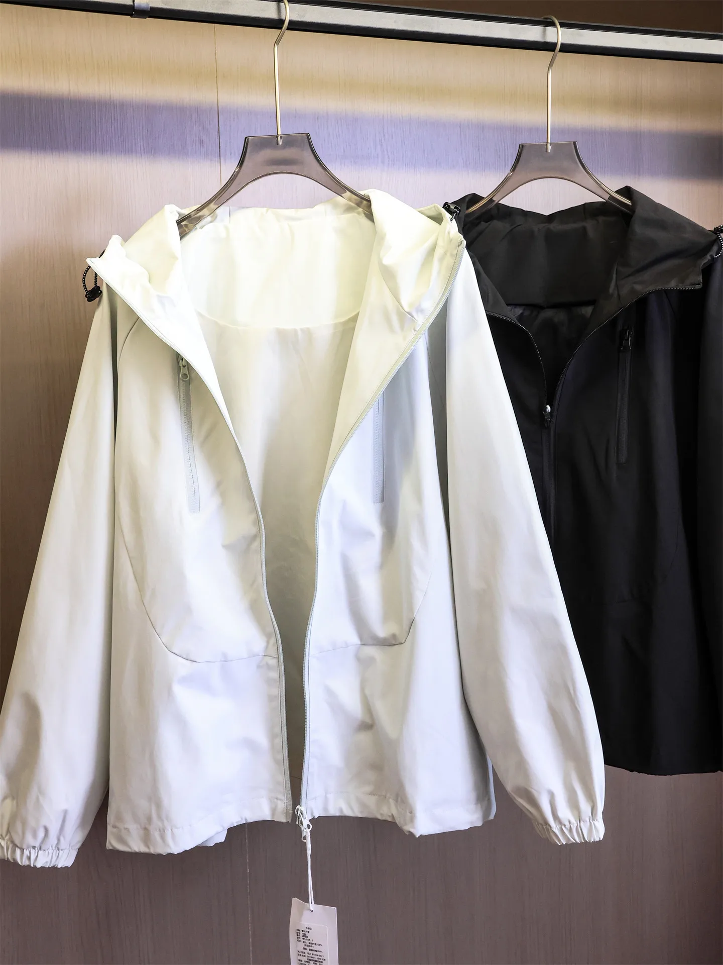 Unisex Lightweight Outdoor Mountain Hooded Long Sleeve Jacket Windproof Loose Fit B950 Youth Style Other Material Components
Unisex Lightweight Outdoor Mountain Hooded Long Sleeve Jacket Windproof Loose Fit B950 Youth Style Other Material Components
