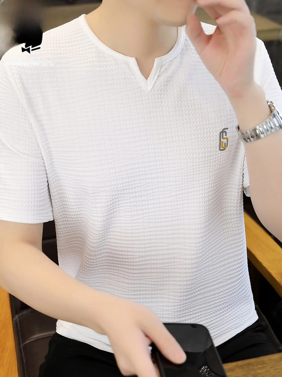 Мужская футболка из текстурированного ледяного шелка с V-образным вырезом, быстросохнущая, летняя, модная, свободного кроя, молодежная, трендовая
Мужская футболка из текстурированного ледяного шелка с V-образным вырезом, быстросохнущая, летняя, модная, свободного кроя, молодежная, трендовая