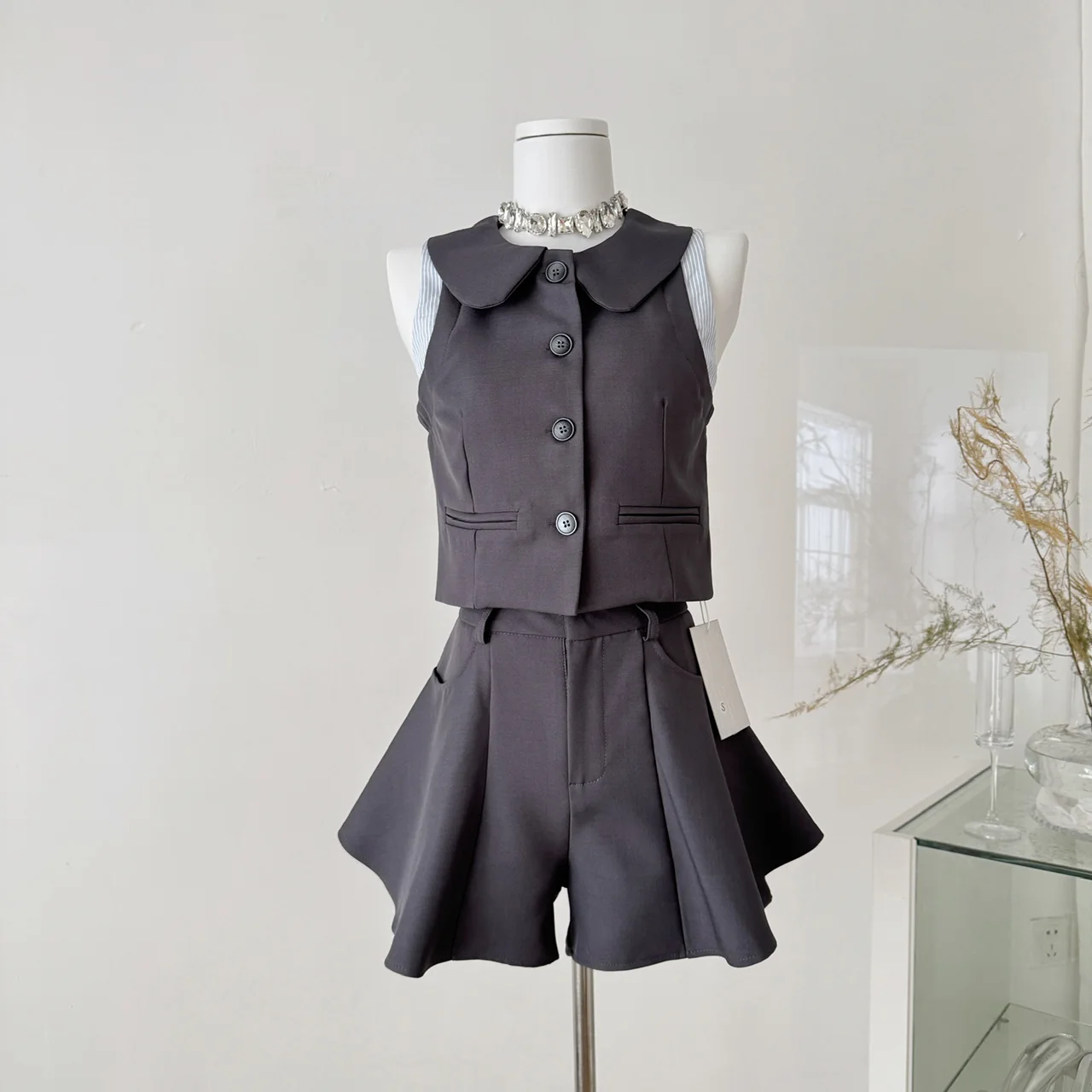 Women's Summer Two Pieces School Style Shorts Suit Lady Sweet Peter Pan Collar Sleeveless Vest Top + A Line Short Pantskirt
Women's Summer Two Pieces School Style Shorts Suit Lady Sweet Peter Pan Collar Sleeveless Vest Top + A Line Short Pantskirt