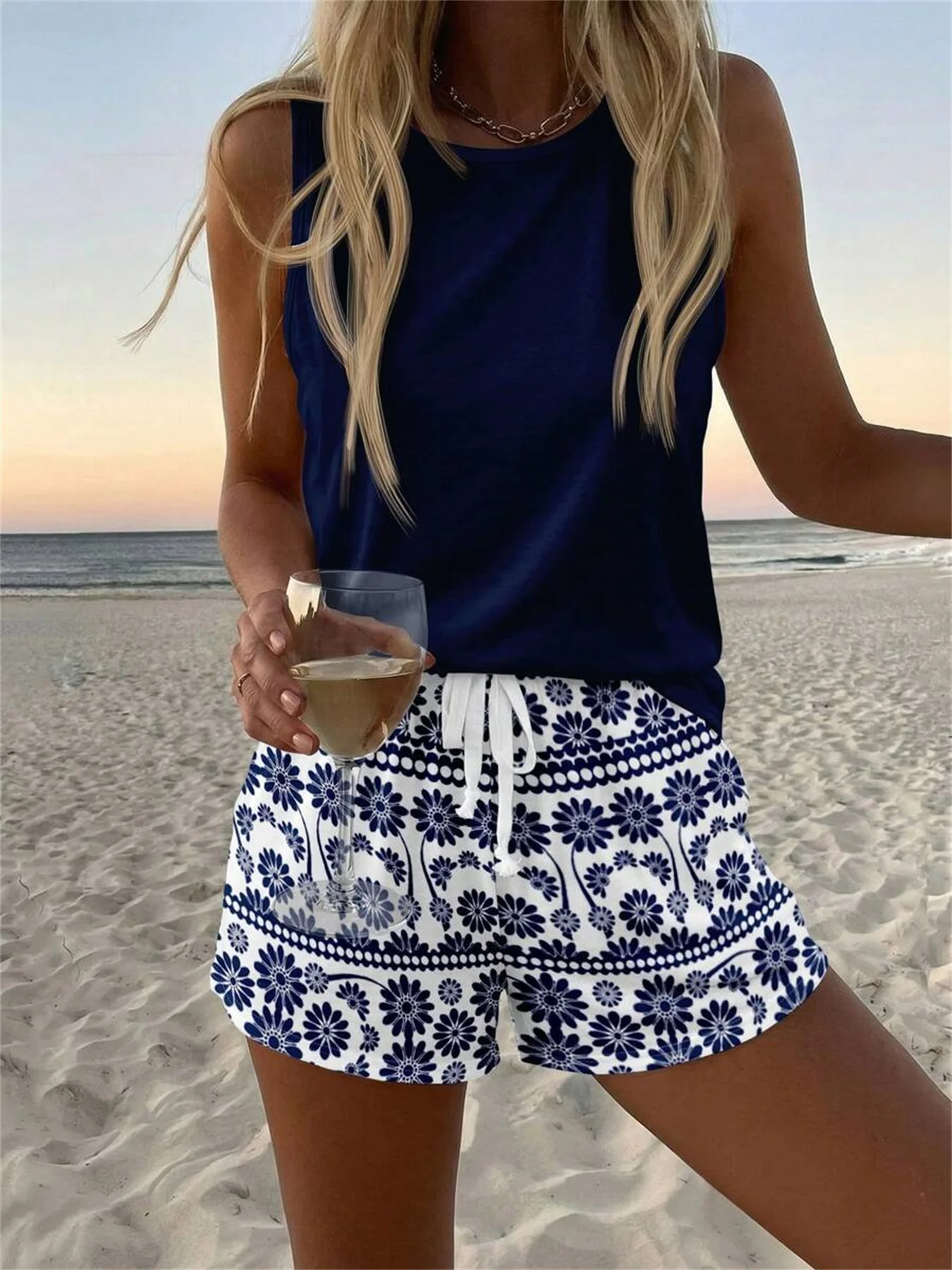 Women's Spring/Summer Fashion Two-Piece Set - Elegant Solid Color Sleeveless Vest + Patterned Printed Shorts Two-Piece Set
Women's Spring/Summer Fashion Two-Piece Set - Elegant Solid Color Sleeveless Vest + Patterned Printed Shorts Two-Piece Set