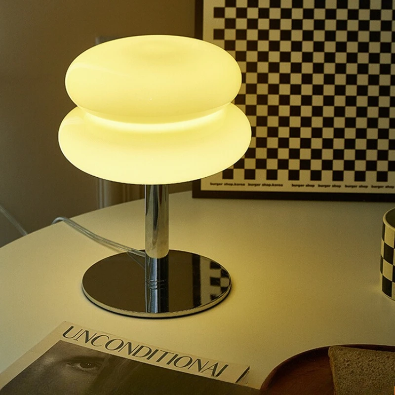 Настольная лампа для спальни, простой свет, роскошная прикроватная лампа, декоративная лампа, креативный настольный атмосферный свет
Настольная лампа для спальни, простой свет, роскошная прикроватная лампа, декоративная лампа, креативный настольный атмосферный свет