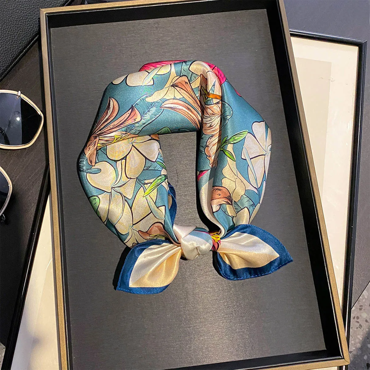 Women 100% Silk Square Scarf Tropical Hibiscus Floral Print Neckerchief Bandana Beach Hair Wrap Luxury Bag Accessory Gift
Women 100% Silk Square Scarf Tropical Hibiscus Floral Print Neckerchief Bandana Beach Hair Wrap Luxury Bag Accessory Gift