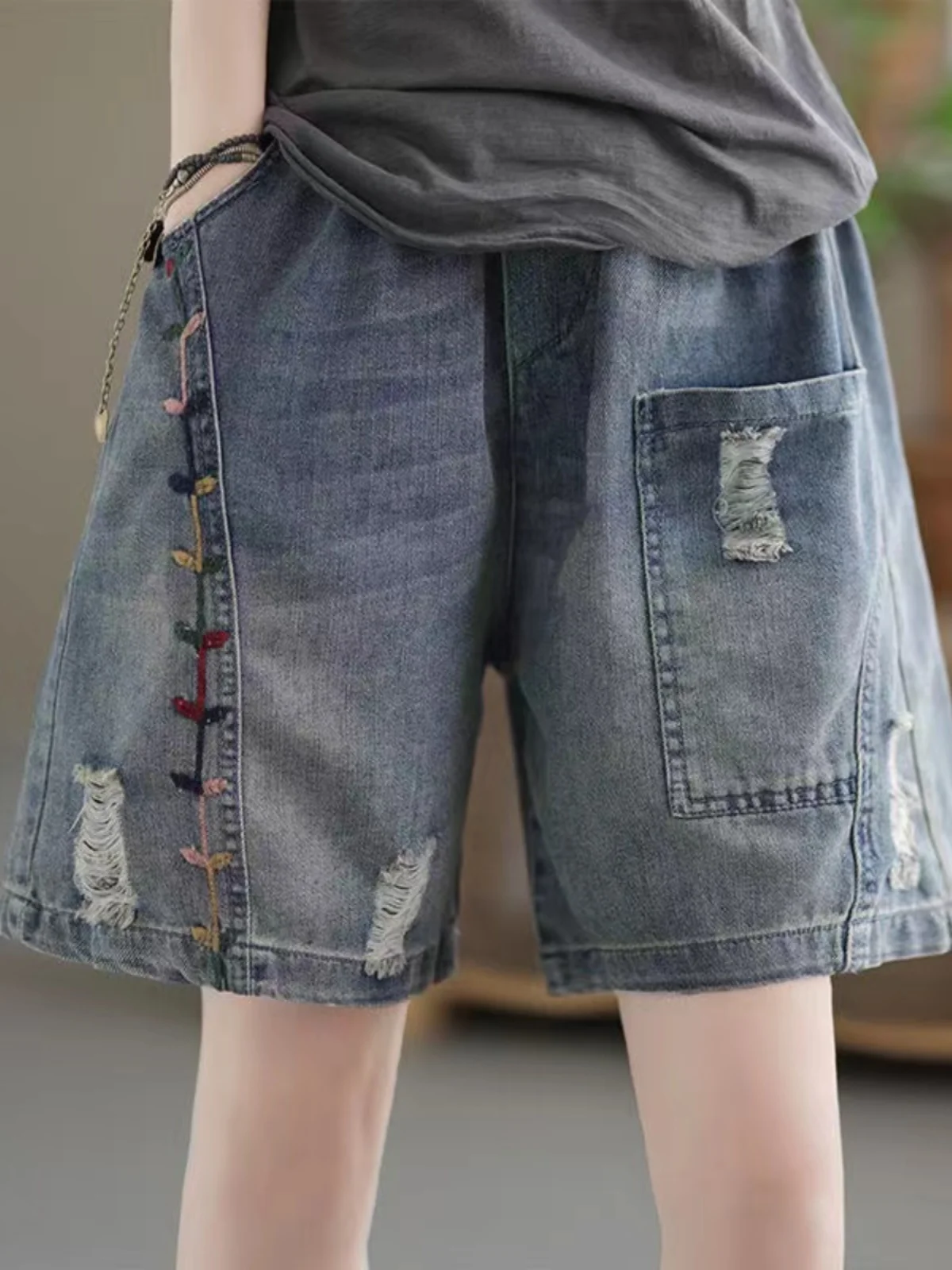 Джинсовые брюки трапециевидной формы с высокой талией, женские облегающие летние новые тонкие широкие брюки с пятью точками, большие размеры, свободный крой
Джинсовые брюки трапециевидной формы с высокой талией, женские облегающие летние новые тонкие широкие брюки с пятью точками, большие размеры, свободный крой