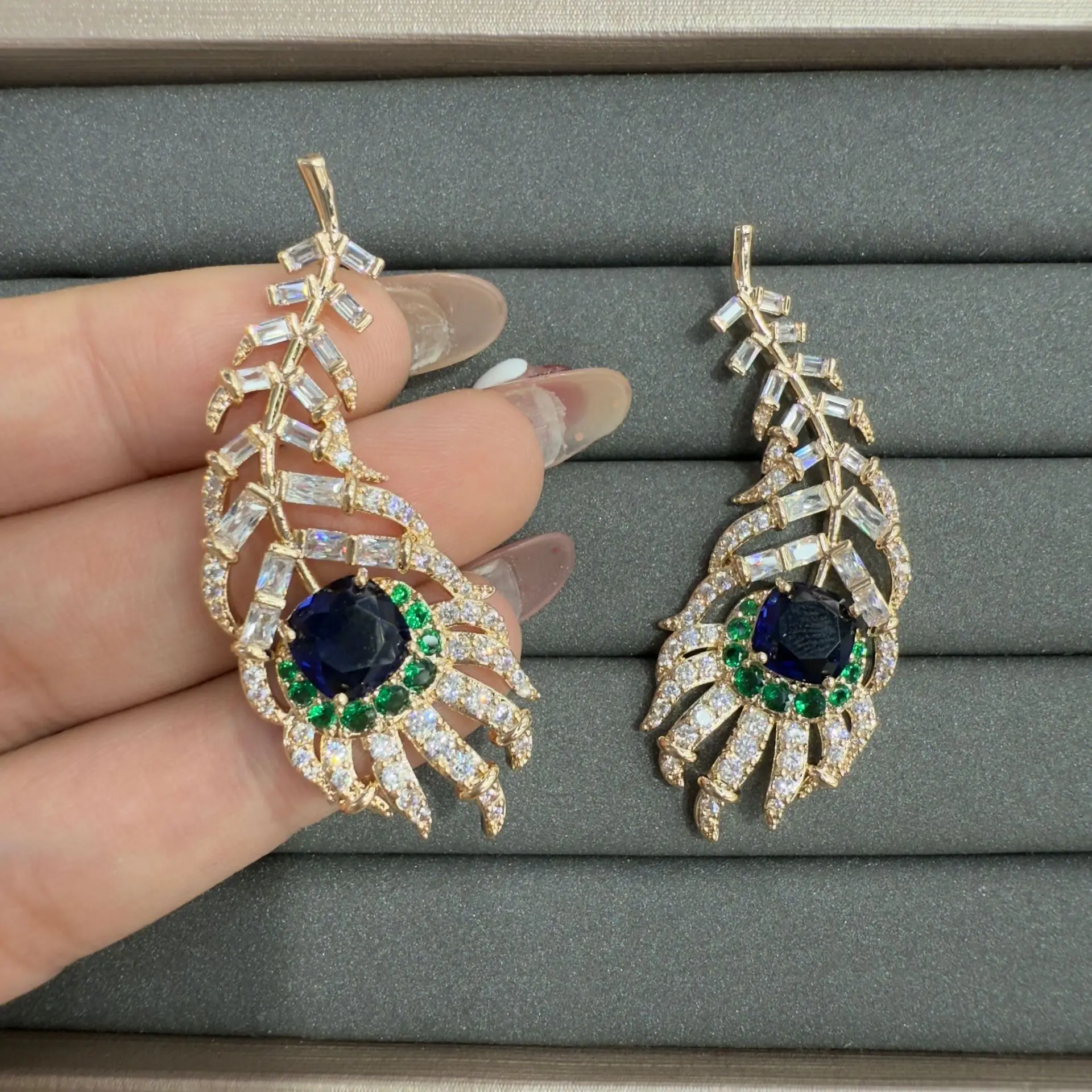 cubic zirconia feather earrings for women shiny jewelry gold silver color leaf stud earrings unique design party female gift
cubic zirconia feather earrings for women shiny jewelry gold silver color leaf stud earrings unique design party female gift