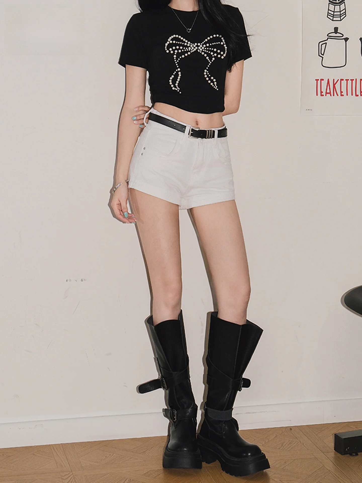 White American High Waist Denim Shorts Women's Summer Sexy Spicy Design A-Line Hot Pants Casual Loose Fit Summer Shorts
White American High Waist Denim Shorts Women's Summer Sexy Spicy Design A-Line Hot Pants Casual Loose Fit Summer Shorts