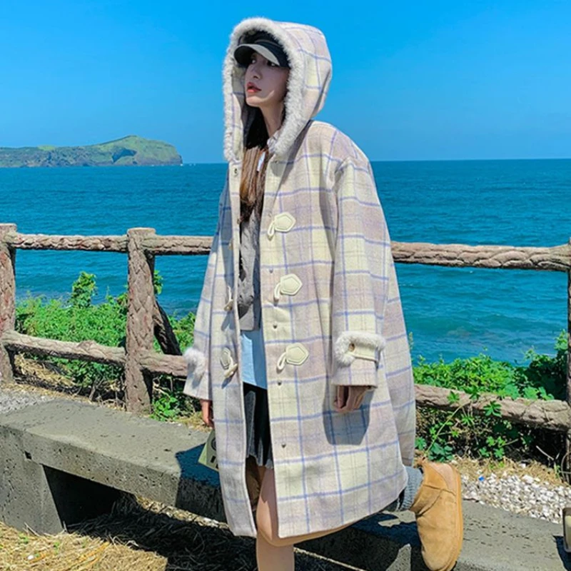 Winter New Women High-End Horn Button Woolen Coat Fashion Pink Plaid Hooded Long Outcoat Loose Casual Versatile Outerwear
Winter New Women High-End Horn Button Woolen Coat Fashion Pink Plaid Hooded Long Outcoat Loose Casual Versatile Outerwear