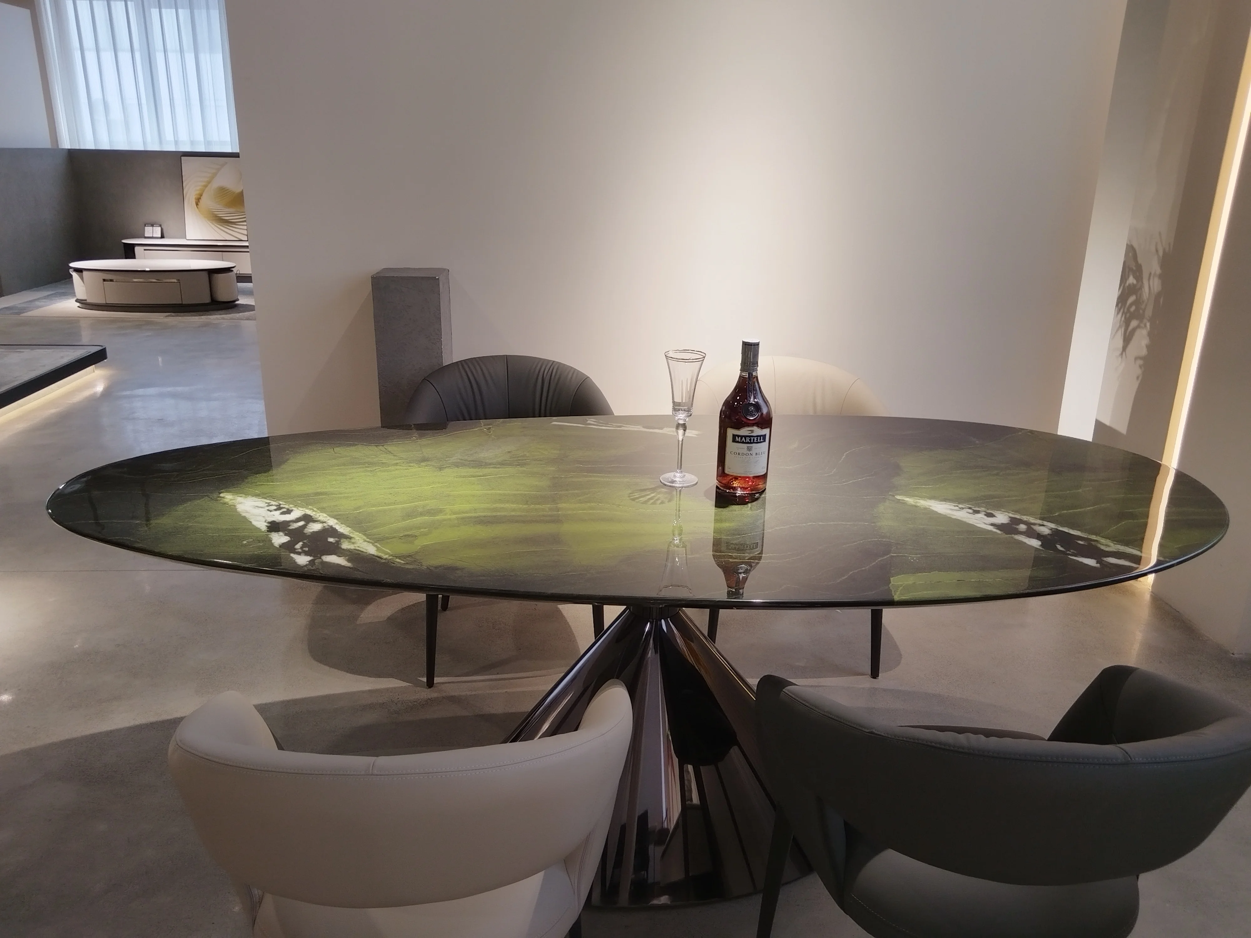 Обеденный стол в итальянском стиле, современный, роскошный, из мрамора — прочный каменный стол для дома, виллы и декора отеля*
Обеденный стол в итальянском стиле, современный, роскошный, из мрамора — прочный каменный стол для дома, виллы и декора отеля*