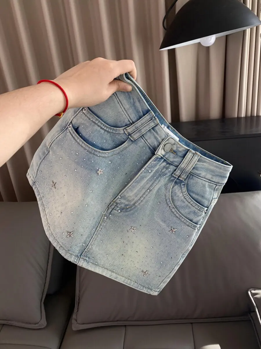 High Waist Denim Short Skirt Women's New Large Size Loose Slimming A-Line Anti-Light Short Skirt Glitter Design Casual Fashion
High Waist Denim Short Skirt Women's New Large Size Loose Slimming A-Line Anti-Light Short Skirt Glitter Design Casual Fashion