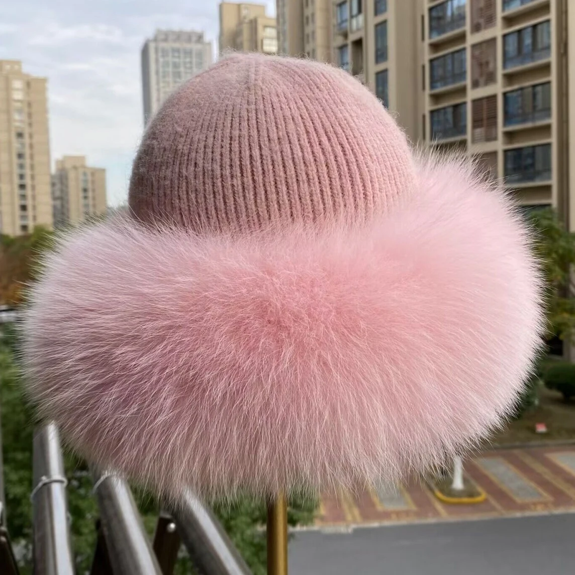 2025 Female New Winter Hat For Beanies Women Caps Warm Natural Genuine Real Fox Fur Knitted caps Fashionable Bomber Hat
2025 Female New Winter Hat For Beanies Women Caps Warm Natural Genuine Real Fox Fur Knitted caps Fashionable Bomber Hat