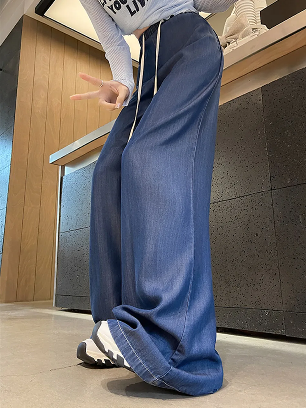 2025 Summer Fashion Retro Wide Leg Jeans Women Loose Breathable Sunscreen Denim Pants Female Dark Blue
2025 Summer Fashion Retro Wide Leg Jeans Women Loose Breathable Sunscreen Denim Pants Female Dark Blue