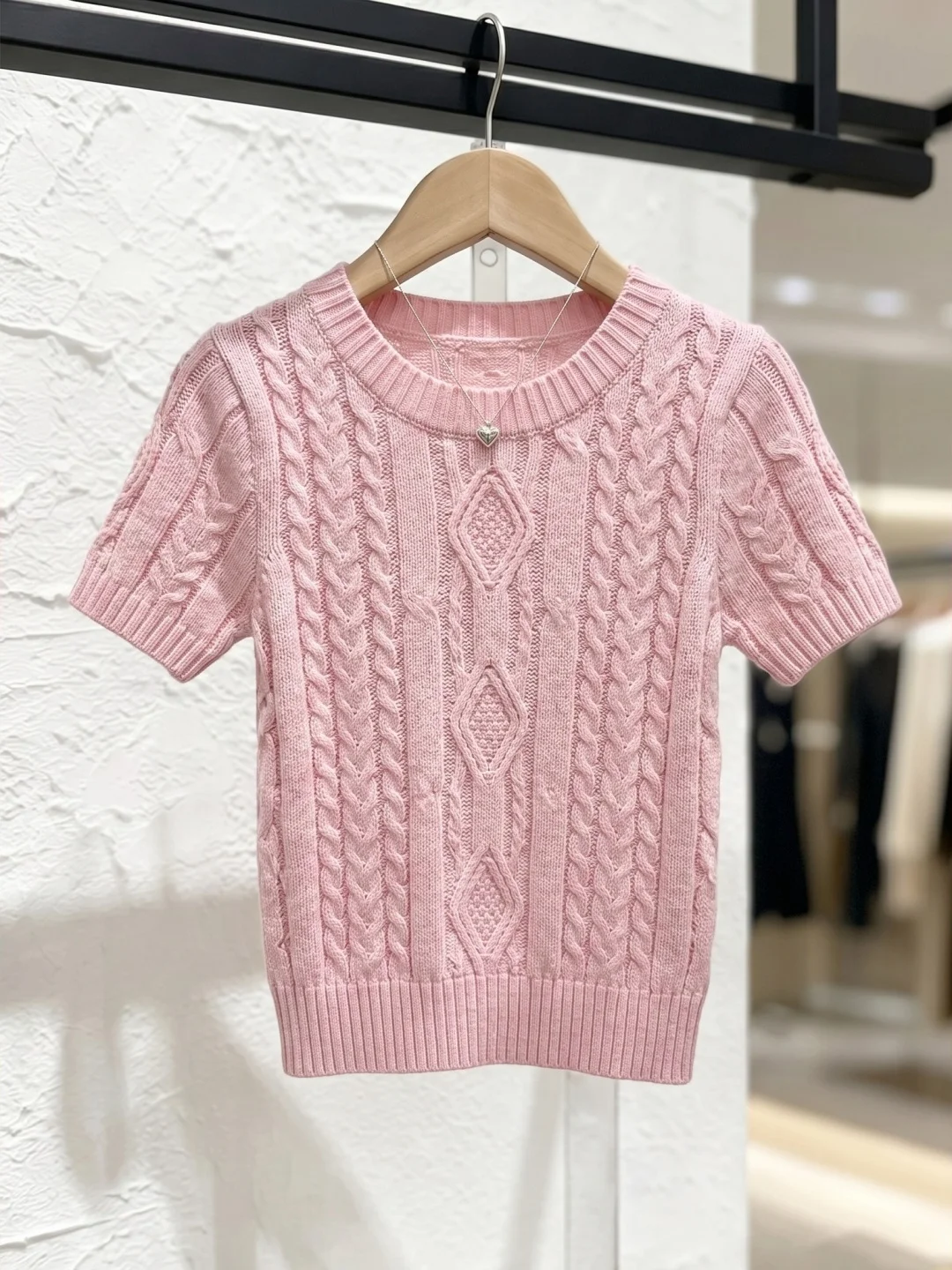 Summer 2026 Korean Style Sweet Soft Ice Silk Knitted round Neck Slim Fit Versatile Fashion Top Women's Soft Comfortable Knitwear
Summer 2026 Korean Style Sweet Soft Ice Silk Knitted round Neck Slim Fit Versatile Fashion Top Women's Soft Comfortable Knitwear