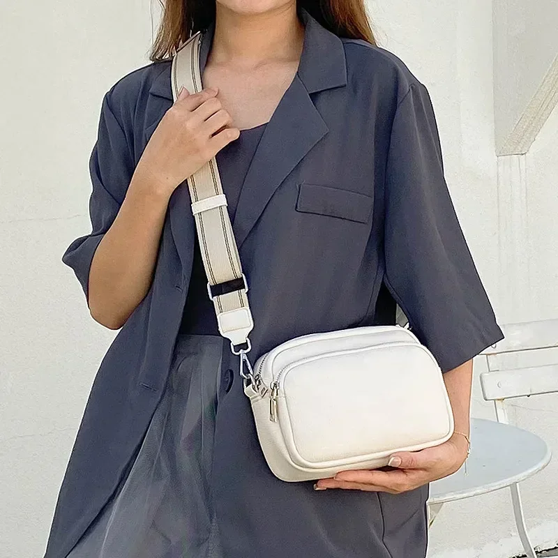 Women's fashion autumn and winter solid color wide shoulder strap versatile crossbody bag compartment design small square bag
Women's fashion autumn and winter solid color wide shoulder strap versatile crossbody bag compartment design small square bag