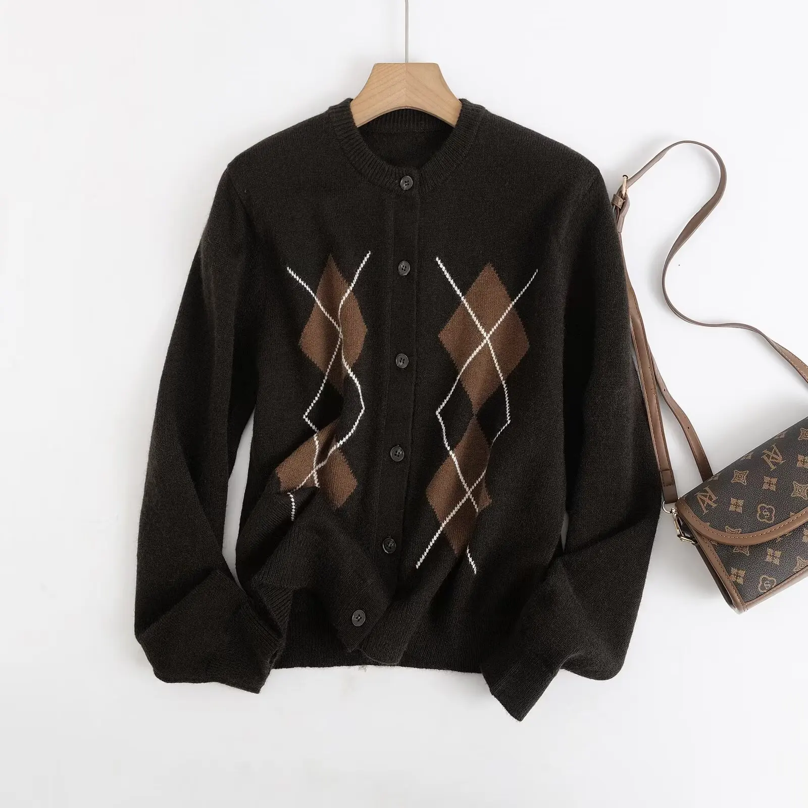 Ethereal MD 2026 YAZHIMEI spring new style of Women's College-style diamond-patterned round-neck knitted cardigan
Ethereal MD 2026 YAZHIMEI spring new style of Women's College-style diamond-patterned round-neck knitted cardigan