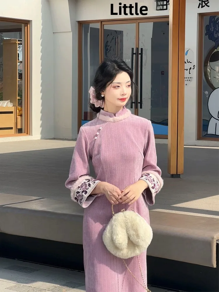 Фиолетовый осенне-зимний женский упрощенный китайский длинный ципао с низким разрезом, теплый длинный свеч, полная длина Dr
Фиолетовый осенне-зимний женский упрощенный китайский длинный ципао с низким разрезом, теплый длинный свеч, полная длина Dr