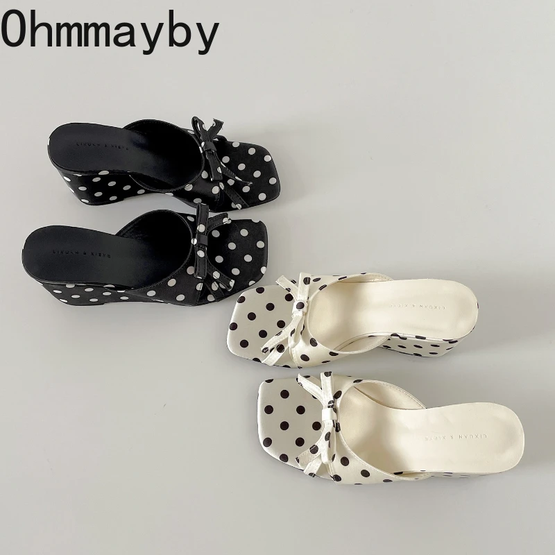 Square Toe Women Polka Dot Slippers Fashion Satin Butterfly-knot Oudoor Wedges Heels Party Dress Slide 2026 Ladies Summer Shoes
Square Toe Women Polka Dot Slippers Fashion Satin Butterfly-knot Oudoor Wedges Heels Party Dress Slide 2026 Ladies Summer Shoes
