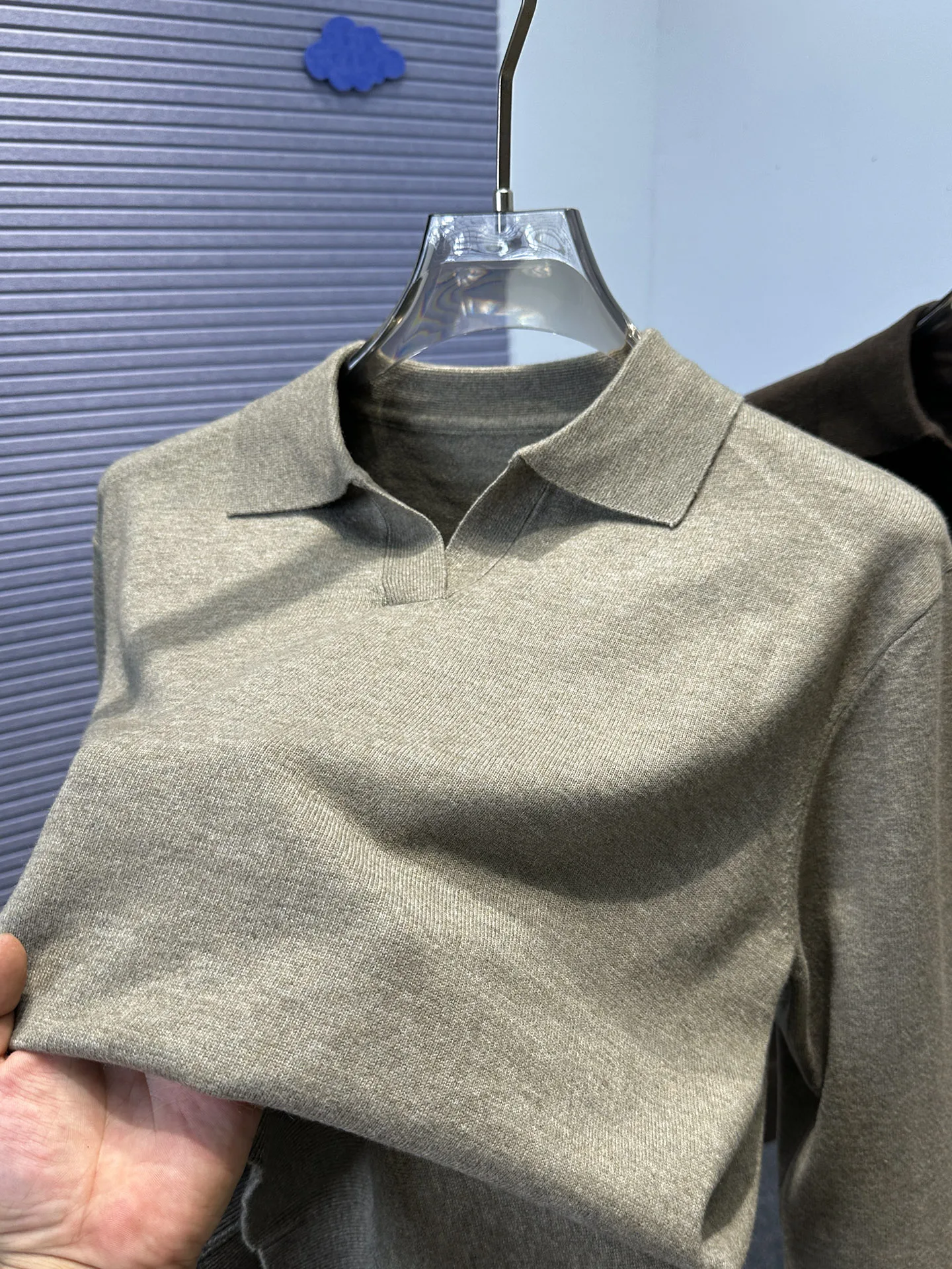 Мужской вязаный свитер с отложным воротником, однотонный, повседневный, для ношения под верхней одеждой, модный, осенне-зимний, молодежный
Мужской вязаный свитер с отложным воротником, однотонный, повседневный, для ношения под верхней одеждой, модный, осенне-зимний, молодежный