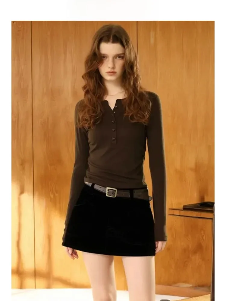 Женская винтажная простая футболка ZhuoZhi с длинным рукавом на пуговицах, влагоотводящая, комфортная, осенняя новинка
Женская винтажная простая футболка ZhuoZhi с длинным рукавом на пуговицах, влагоотводящая, комфортная, осенняя новинка