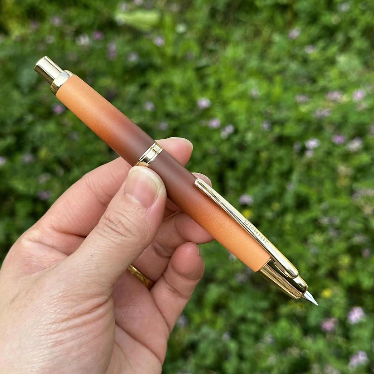 Роскошная перьевая ручка Jinhao, выдвижное перо EF/F, цельнометаллическое студенческое практическое офисное чернильное перо без шапочки, канцелярские принадлежности
Роскошная перьевая ручка Jinhao, выдвижное перо EF/F, цельнометаллическое студенческое практическое офисное чернильное перо без шапочки, канцелярские принадлежности